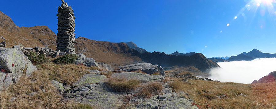 La conca del Rif. Balicco e Bivacco Zamboni nel sole sopra le nuvole
